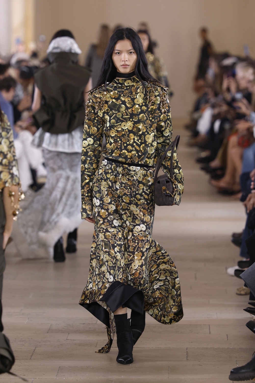 Sacai evoluciona y madura su arquetipo de mujer para ss27