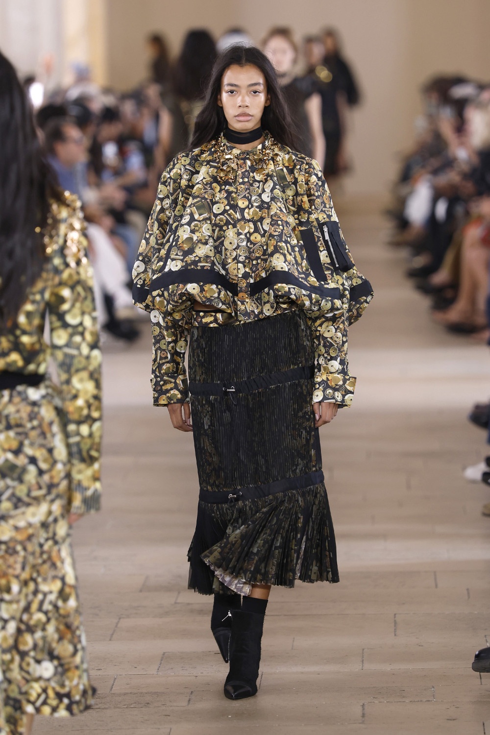 Sacai evoluciona y madura su arquetipo de mujer para ss27