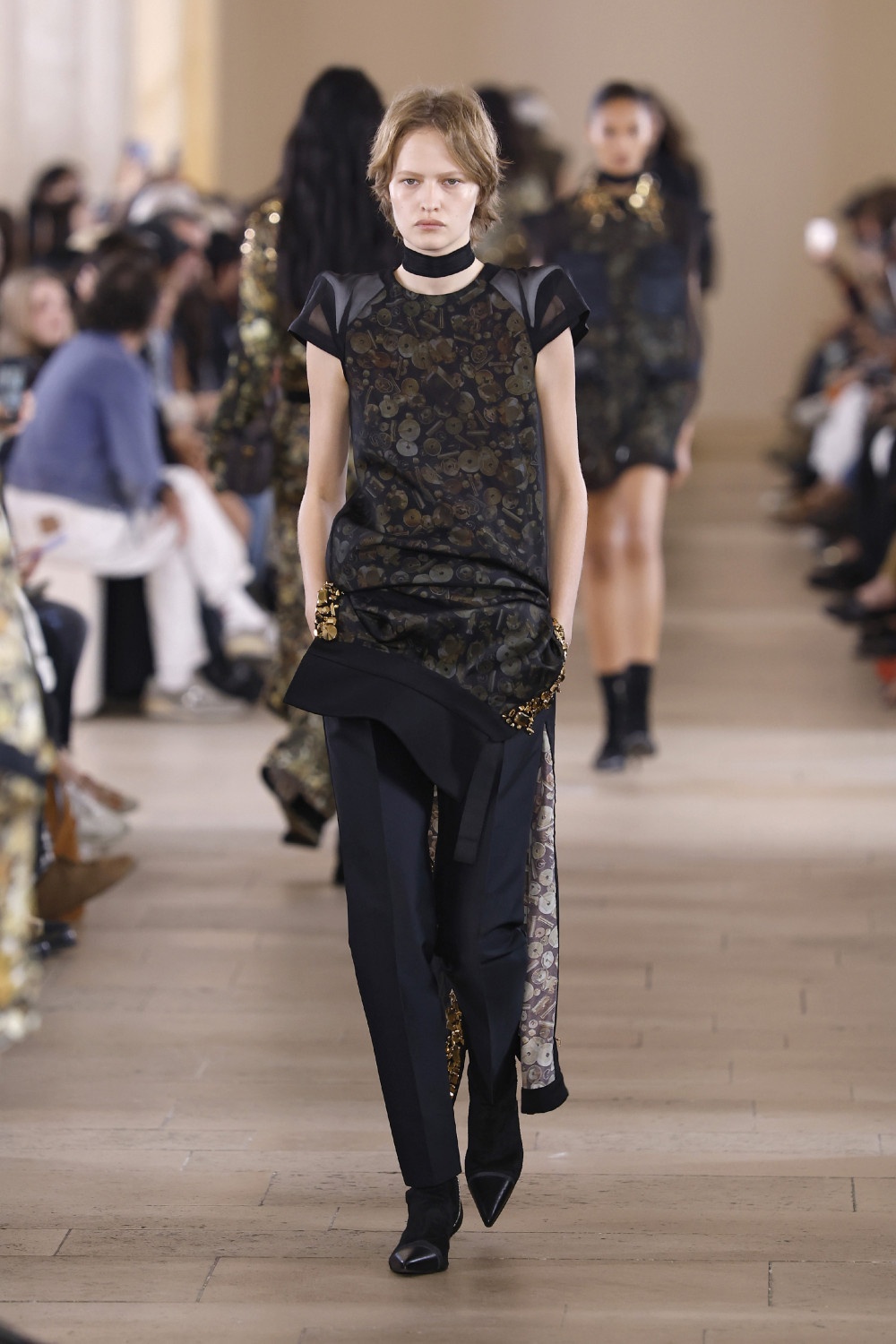 Sacai evoluciona y madura su arquetipo de mujer para ss27