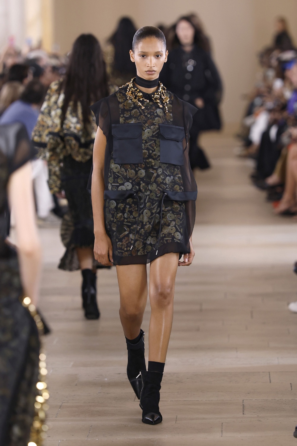 Sacai evoluciona y madura su arquetipo de mujer para ss27