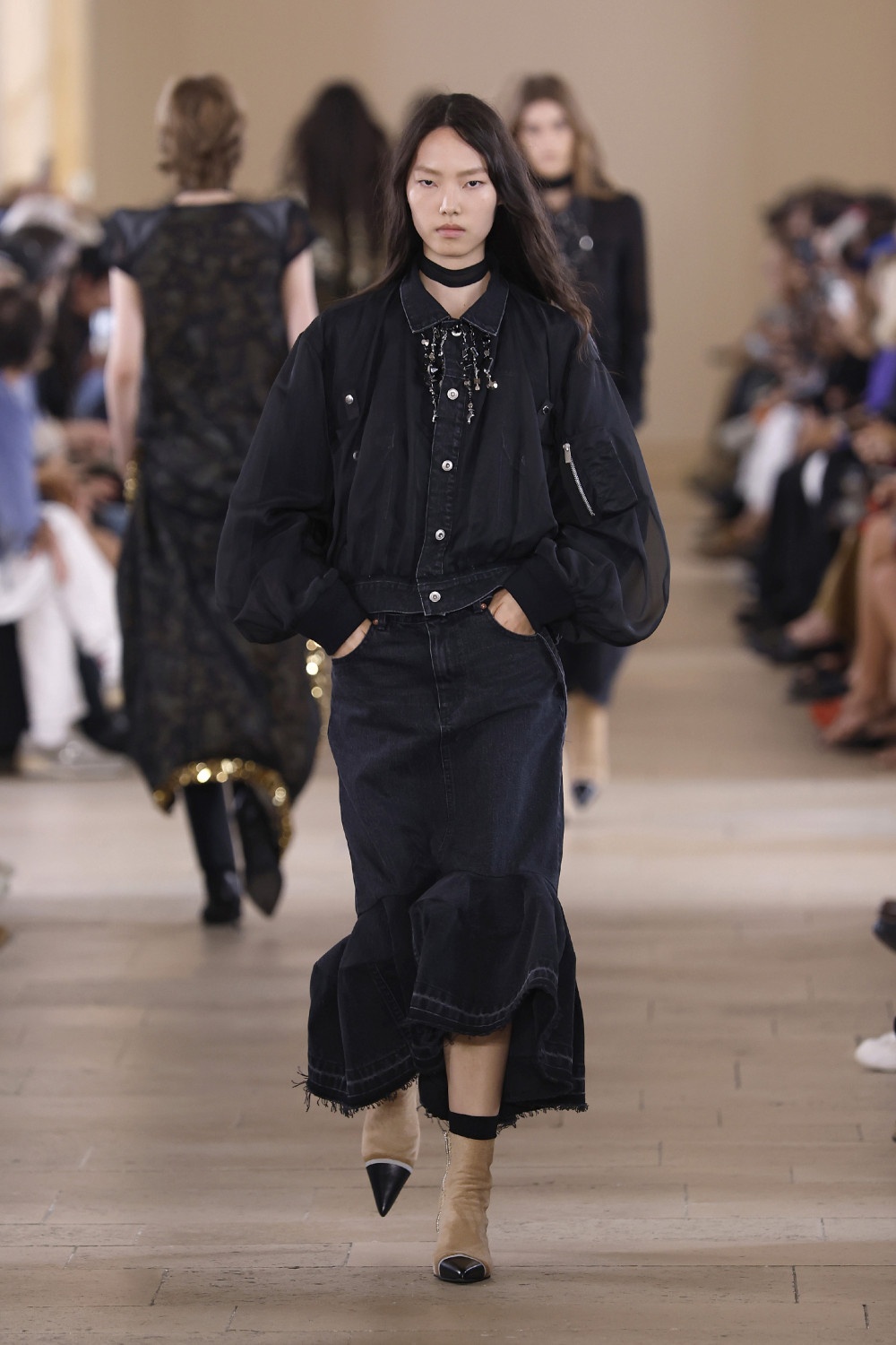 Sacai evoluciona y madura su arquetipo de mujer para ss27