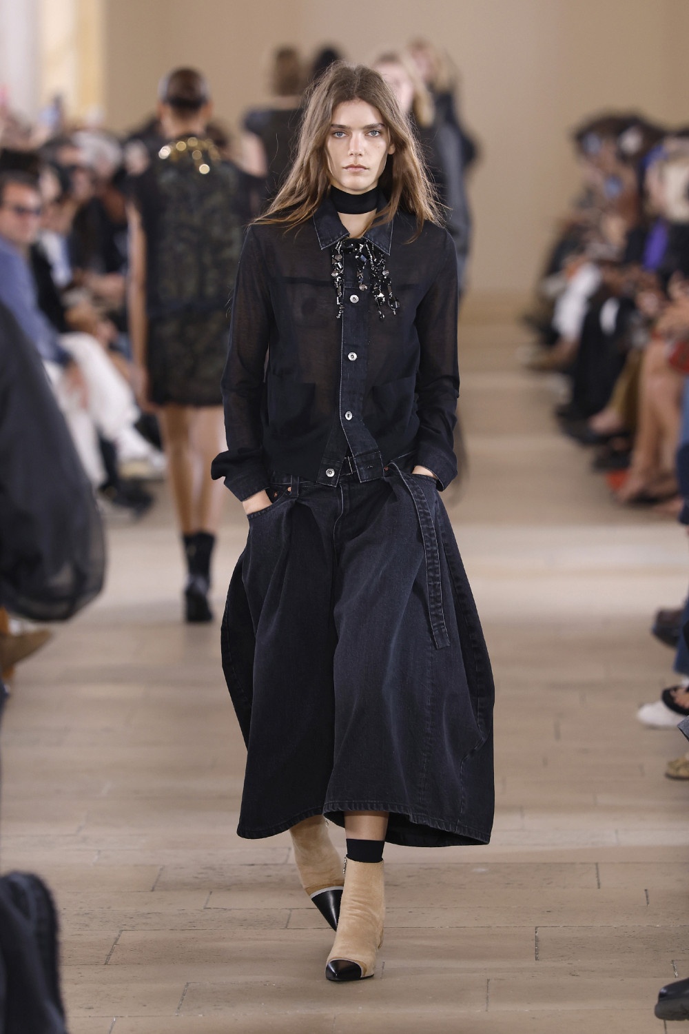 Sacai evoluciona y madura su arquetipo de mujer para ss27