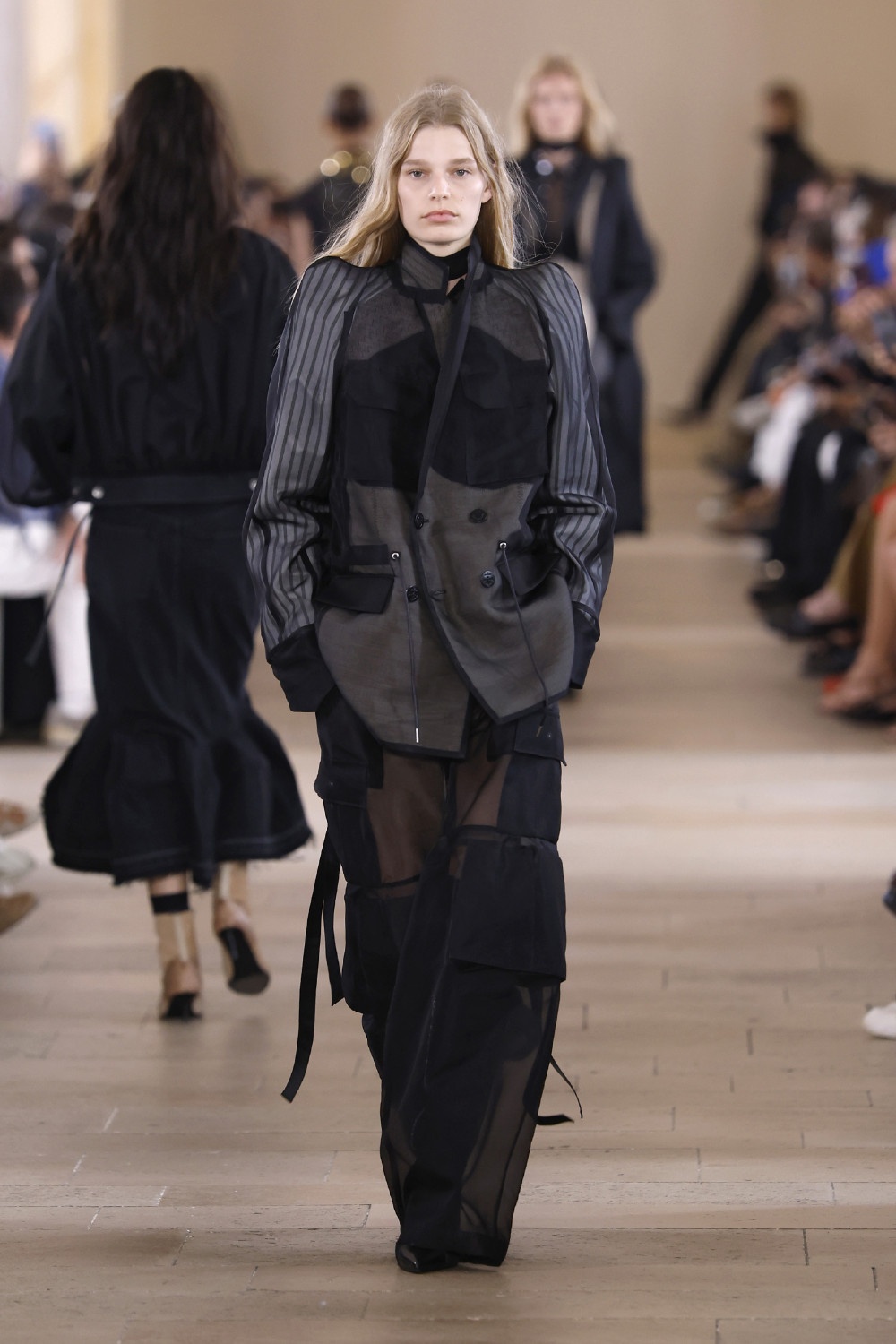Sacai evoluciona y madura su arquetipo de mujer para ss27