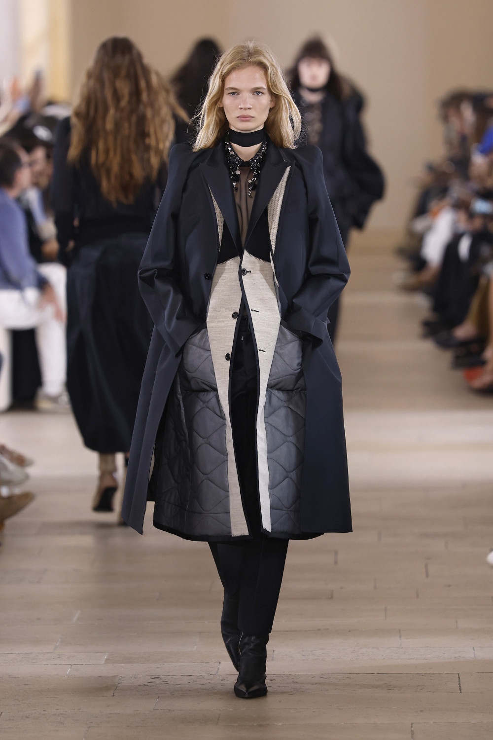 Sacai evoluciona y madura su arquetipo de mujer para ss27