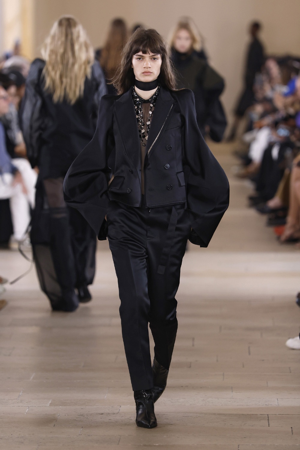 Sacai evoluciona y madura su arquetipo de mujer para ss27