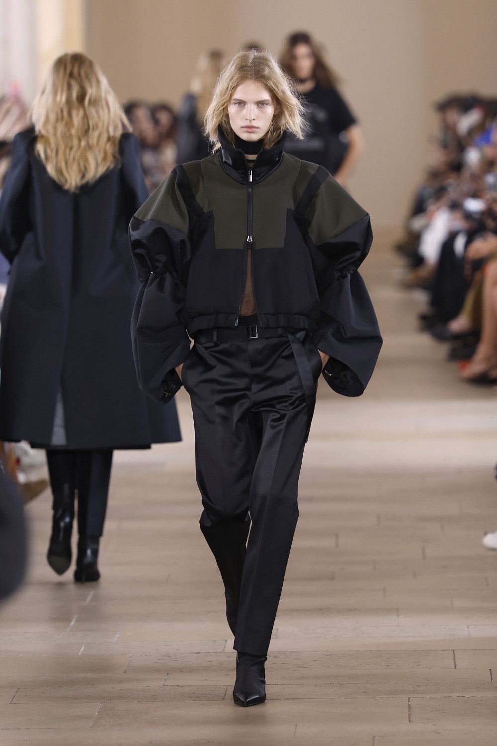 Sacai evoluciona y madura su arquetipo de mujer para ss27