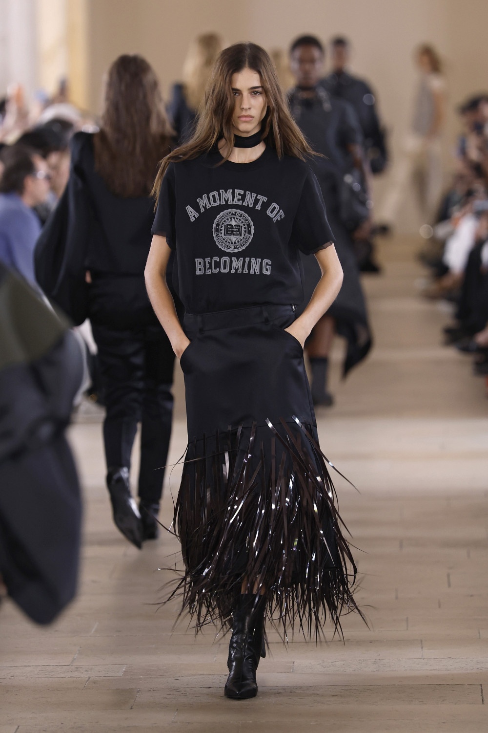 Sacai evoluciona y madura su arquetipo de mujer para ss27