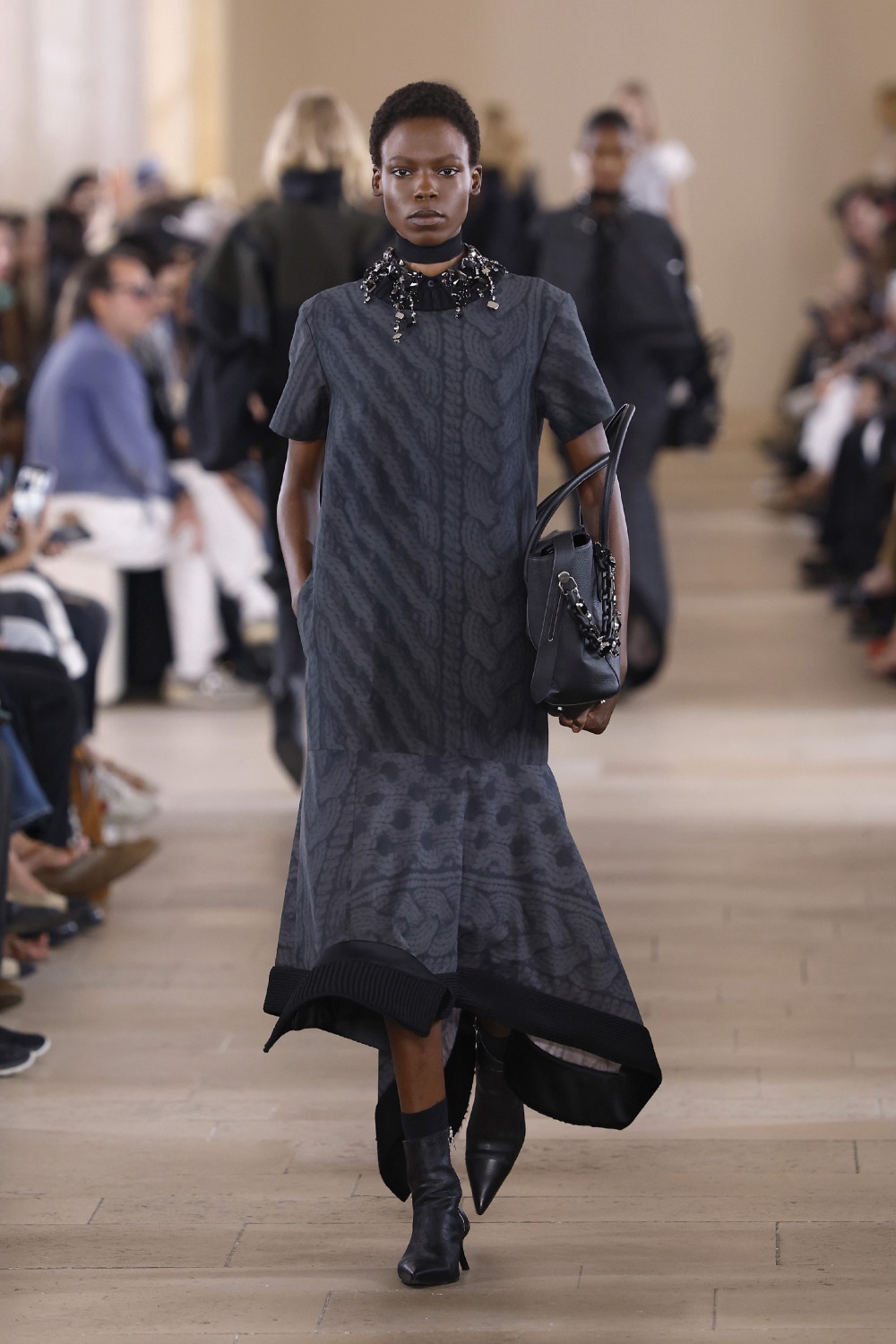 Sacai evoluciona y madura su arquetipo de mujer para ss27