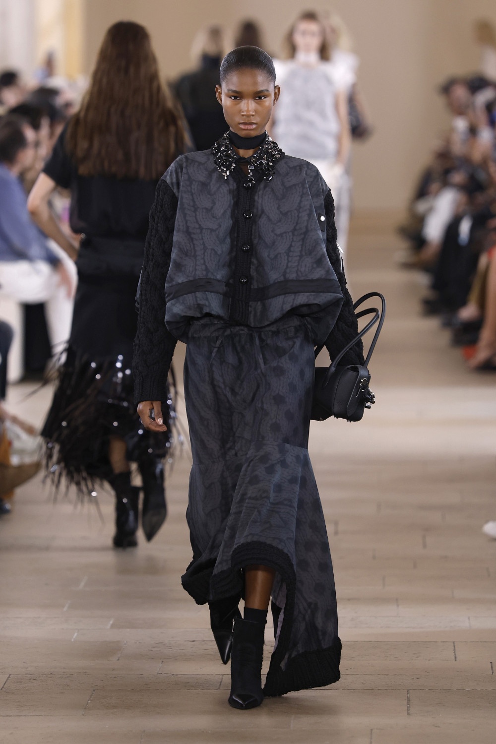 Sacai evoluciona y madura su arquetipo de mujer para ss27
