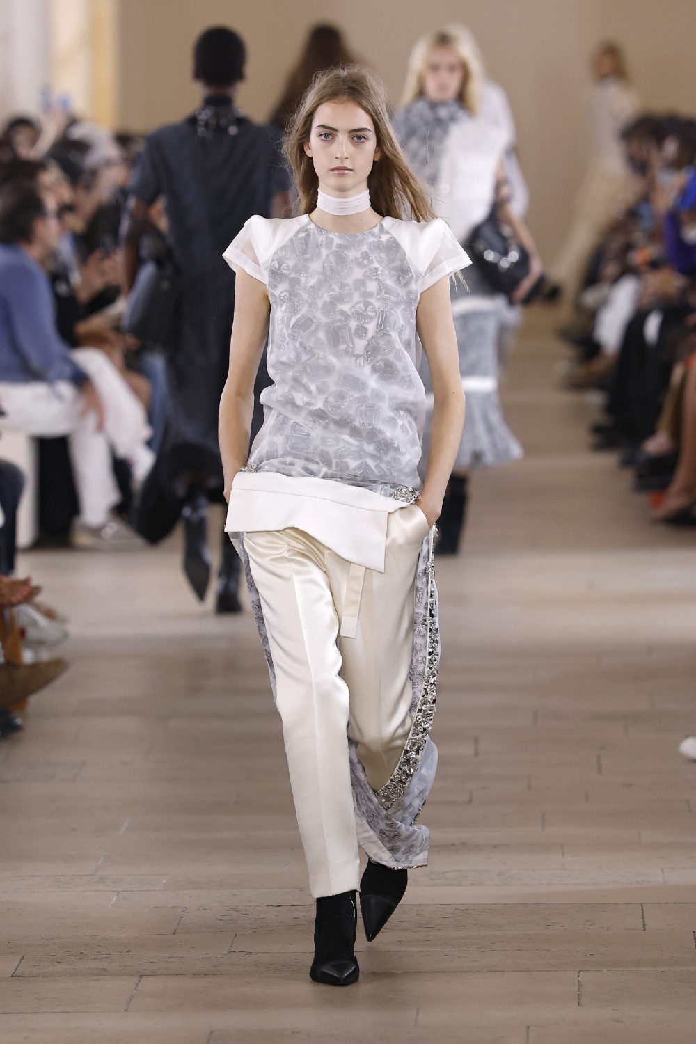Sacai evoluciona y madura su arquetipo de mujer para ss27