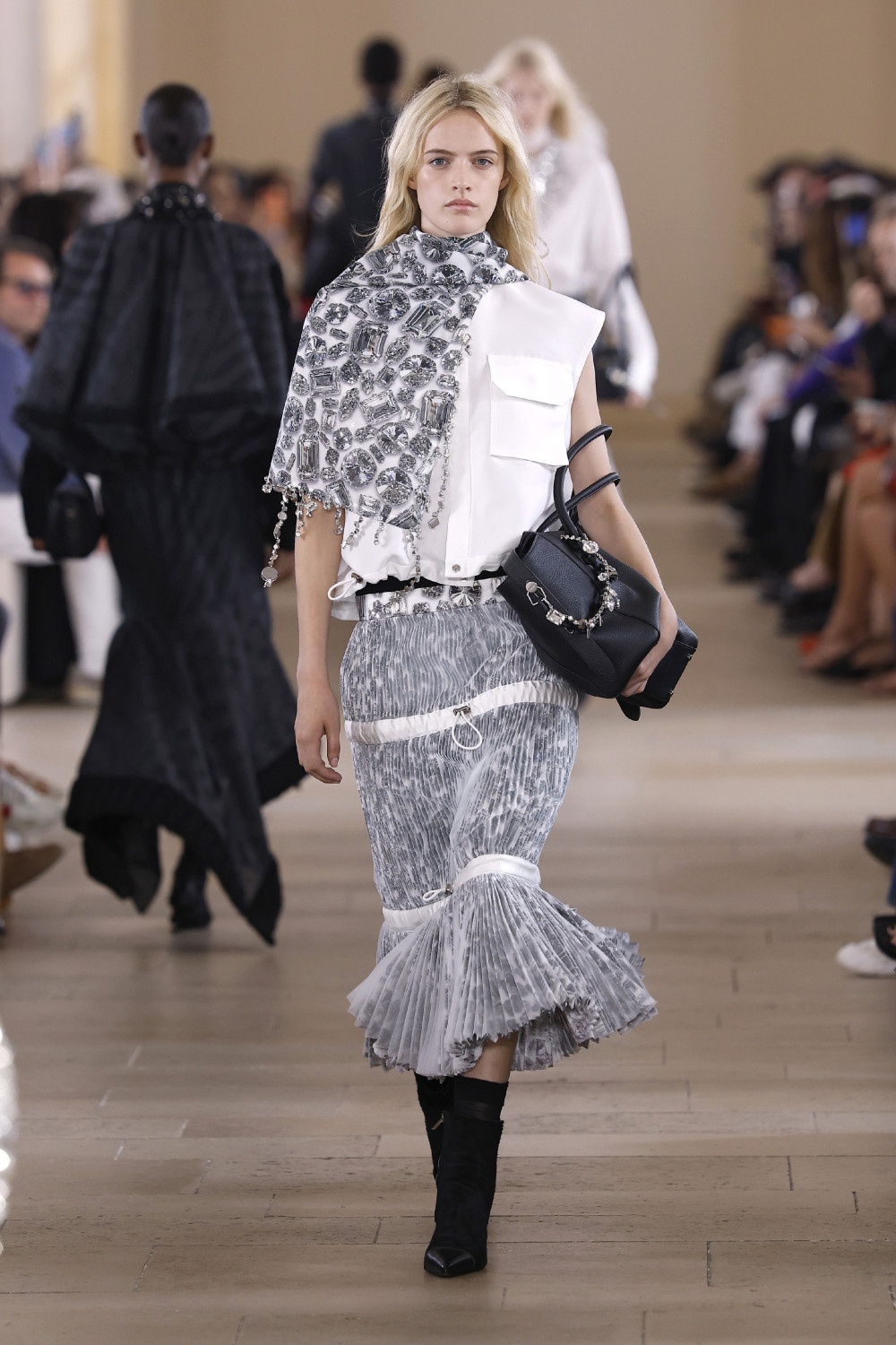 Sacai evoluciona y madura su arquetipo de mujer para ss27