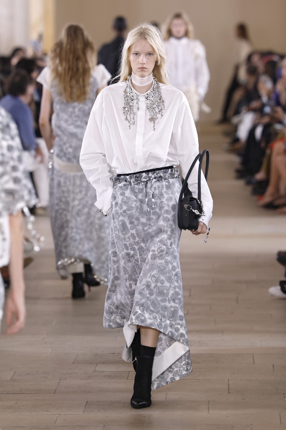 Sacai evoluciona y madura su arquetipo de mujer para ss27