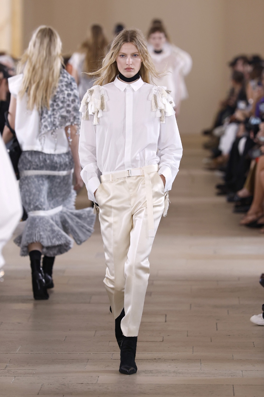 Sacai evoluciona y madura su arquetipo de mujer para ss27