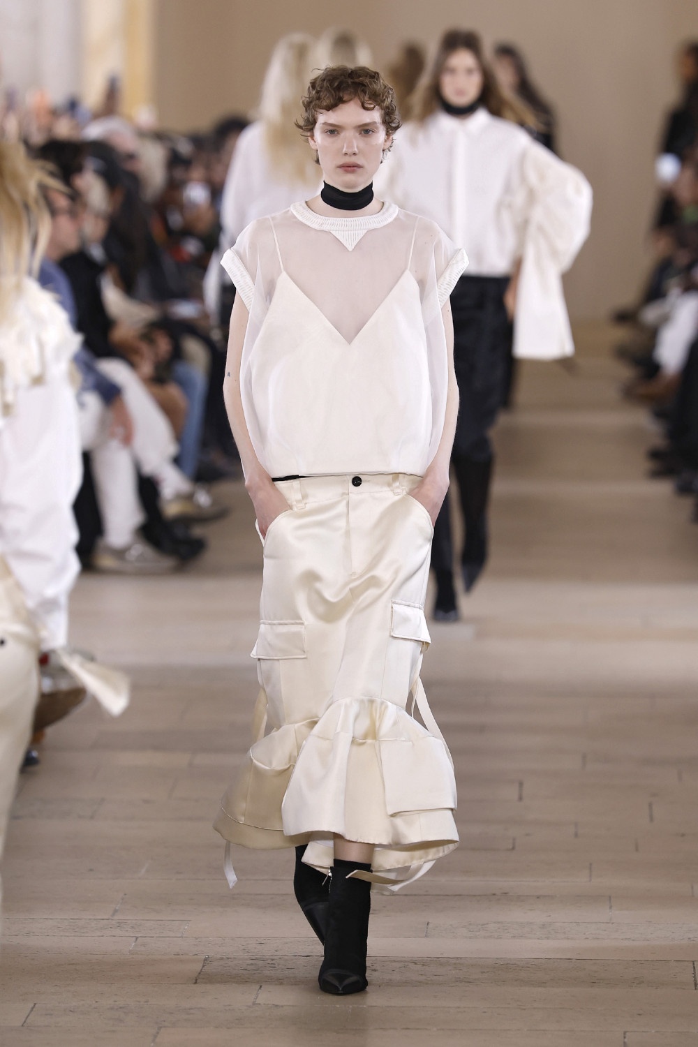 Sacai evoluciona y madura su arquetipo de mujer para ss27