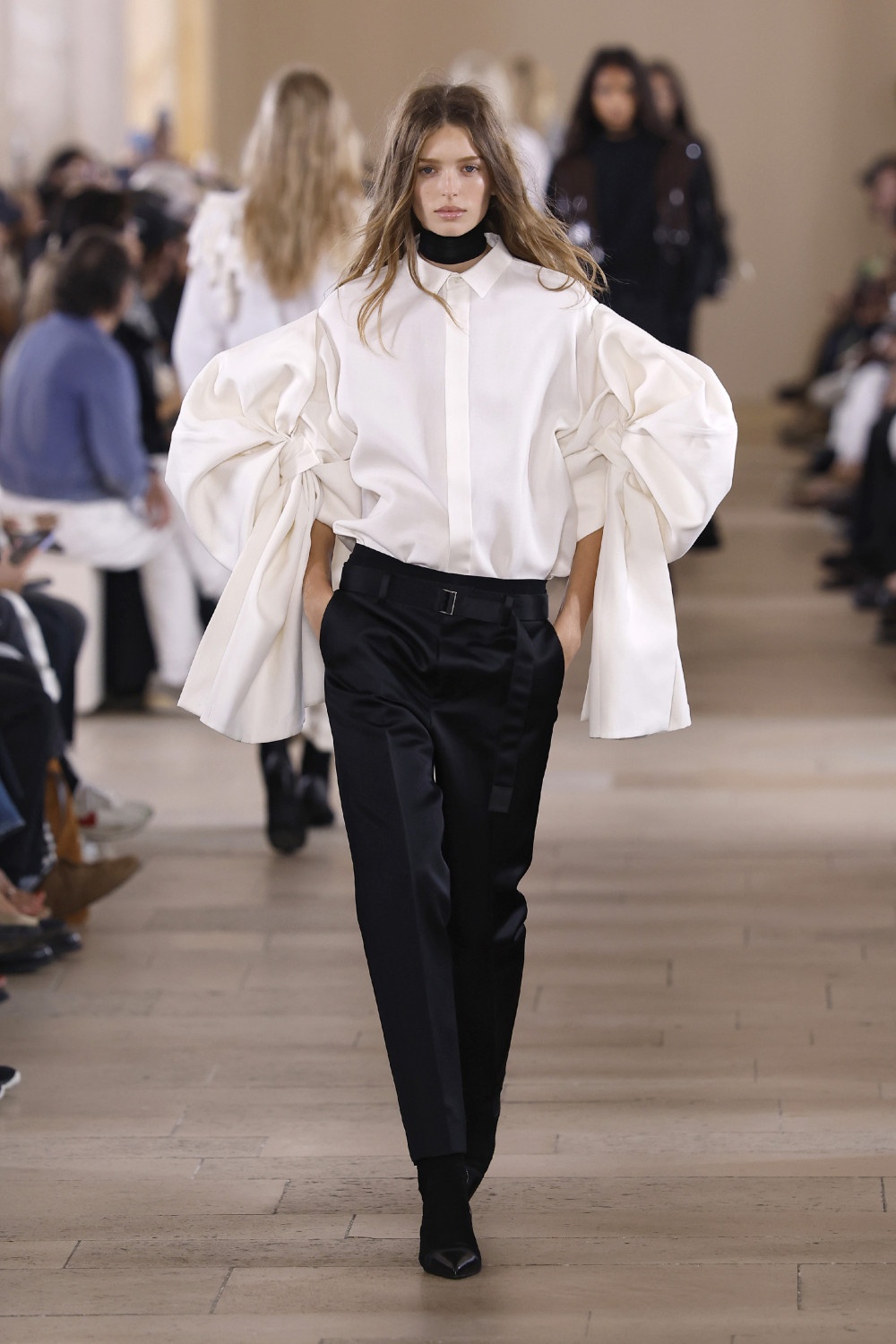 Sacai evoluciona y madura su arquetipo de mujer para ss27