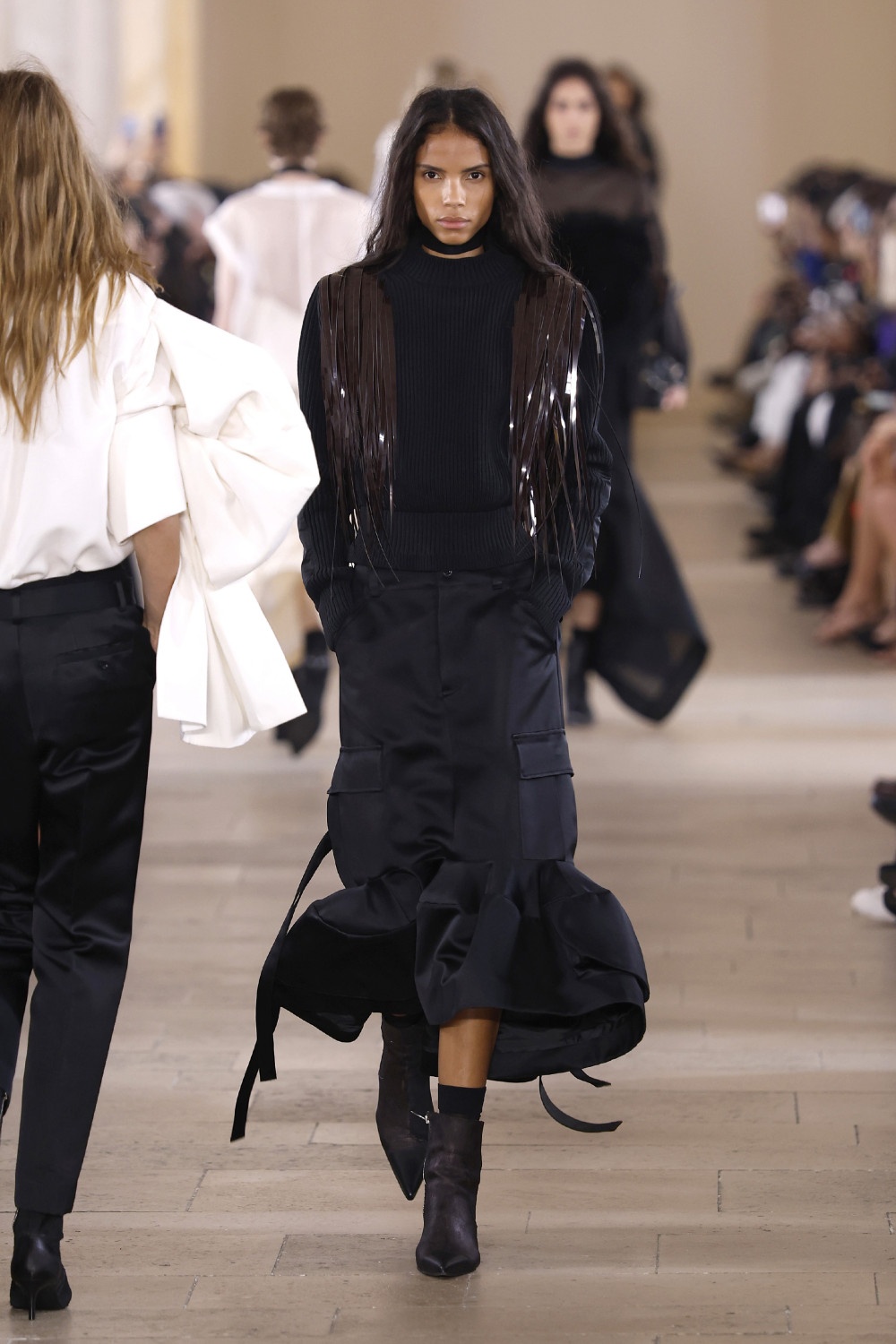 Sacai evoluciona y madura su arquetipo de mujer para ss27