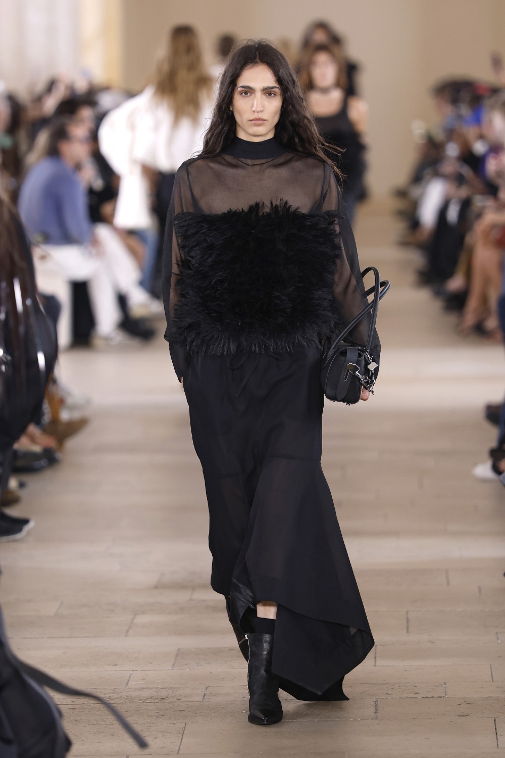 Sacai evoluciona y madura su arquetipo de mujer para ss27
