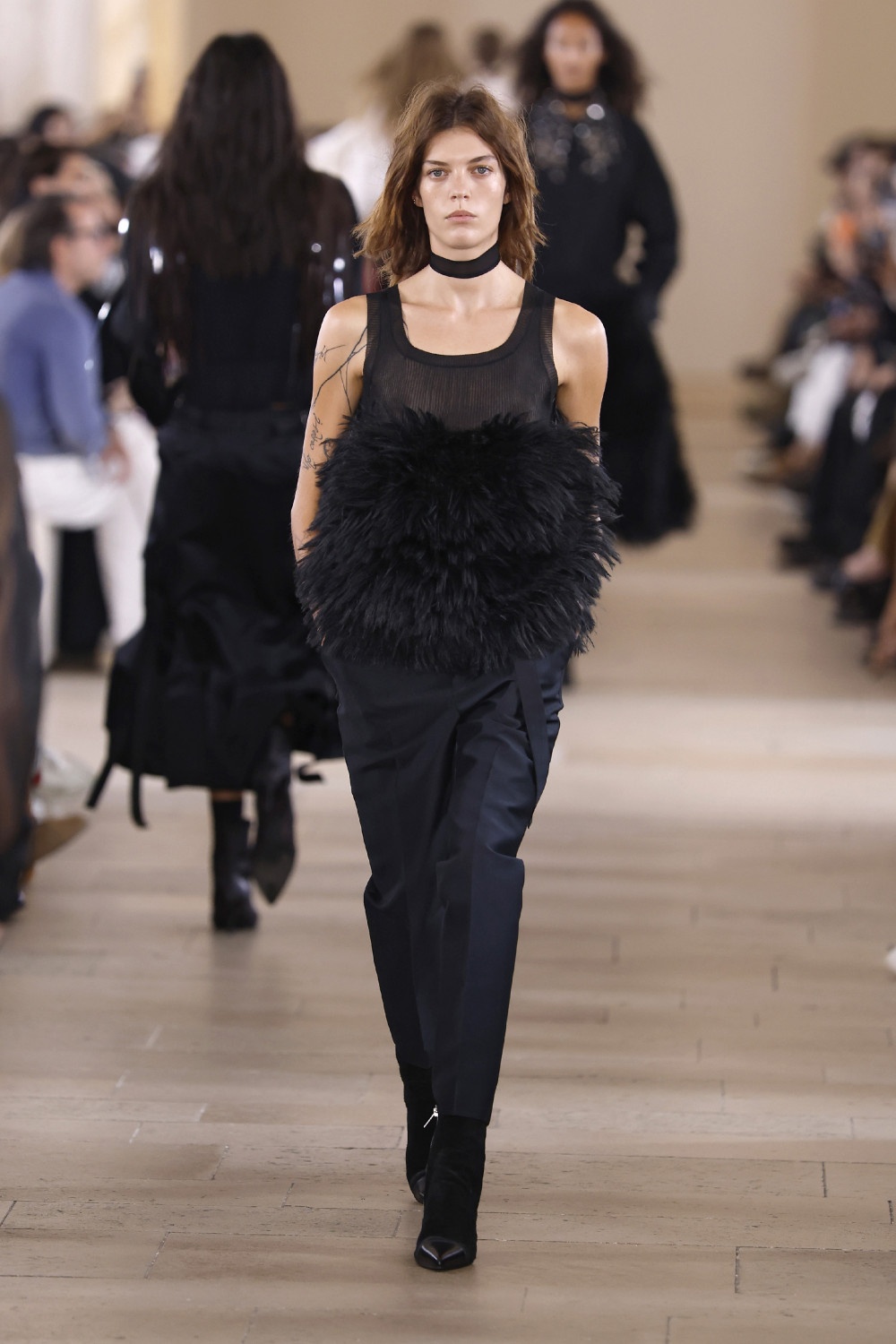 Sacai evoluciona y madura su arquetipo de mujer para ss27
