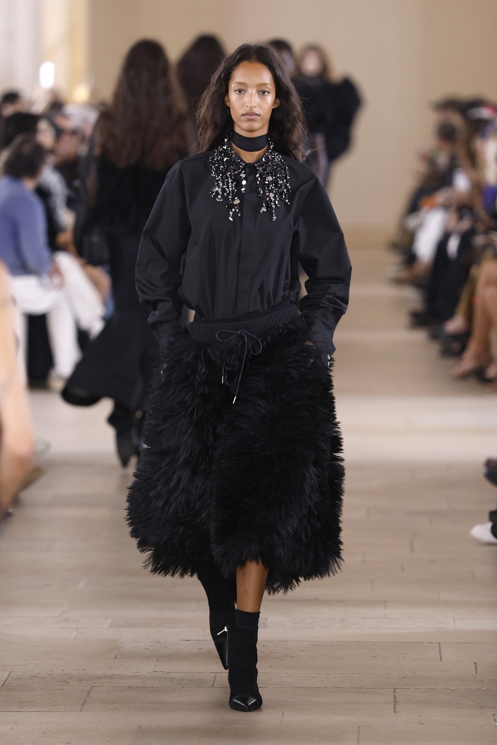 Sacai evoluciona y madura su arquetipo de mujer para ss27