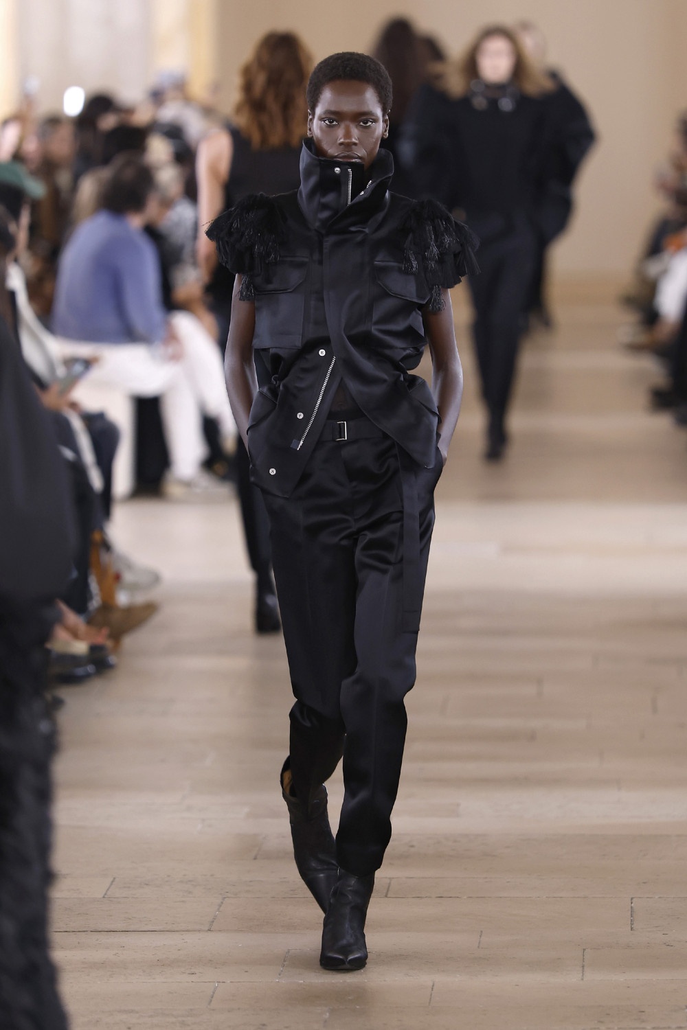 Sacai evoluciona y madura su arquetipo de mujer para ss27