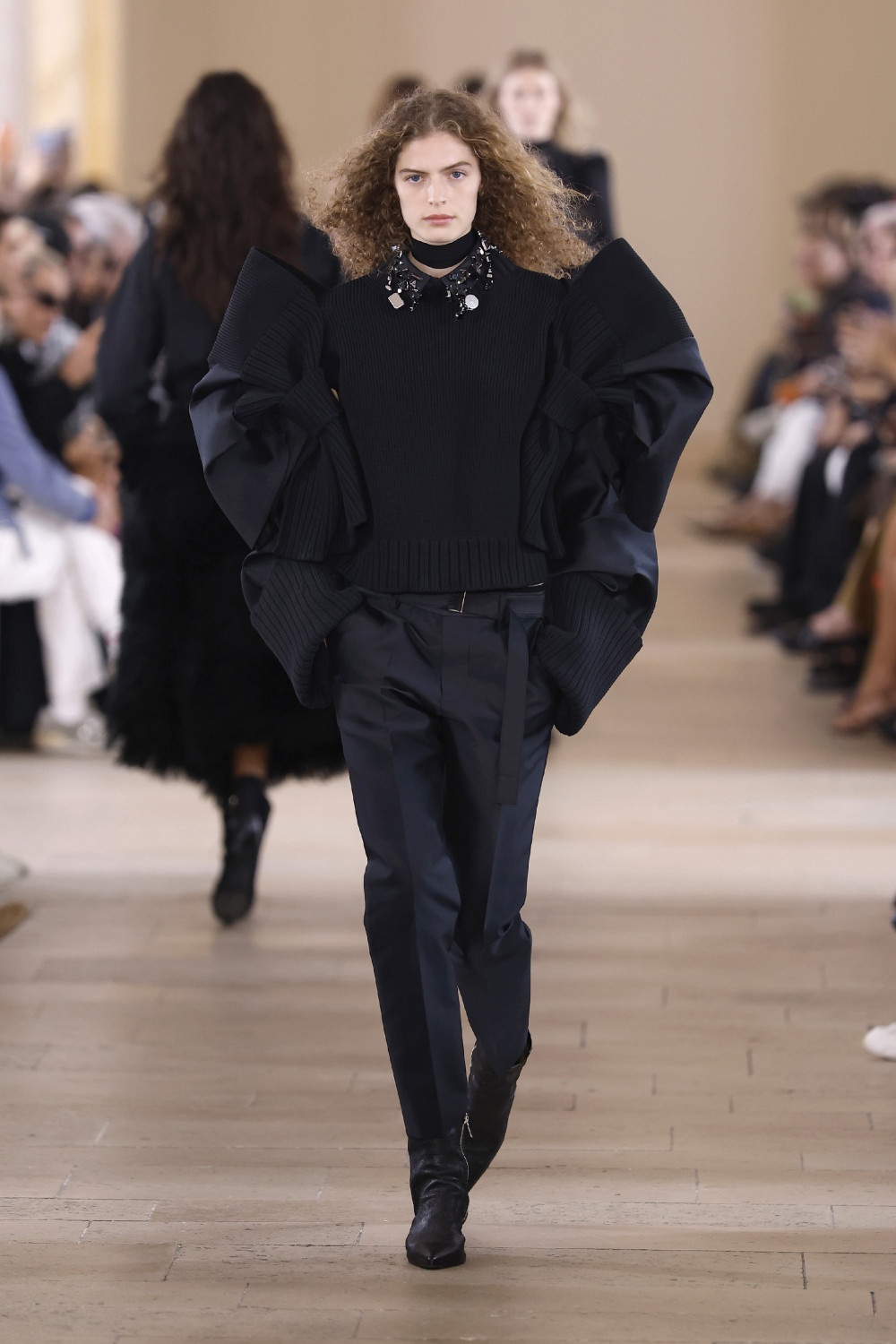 Sacai evoluciona y madura su arquetipo de mujer para ss27