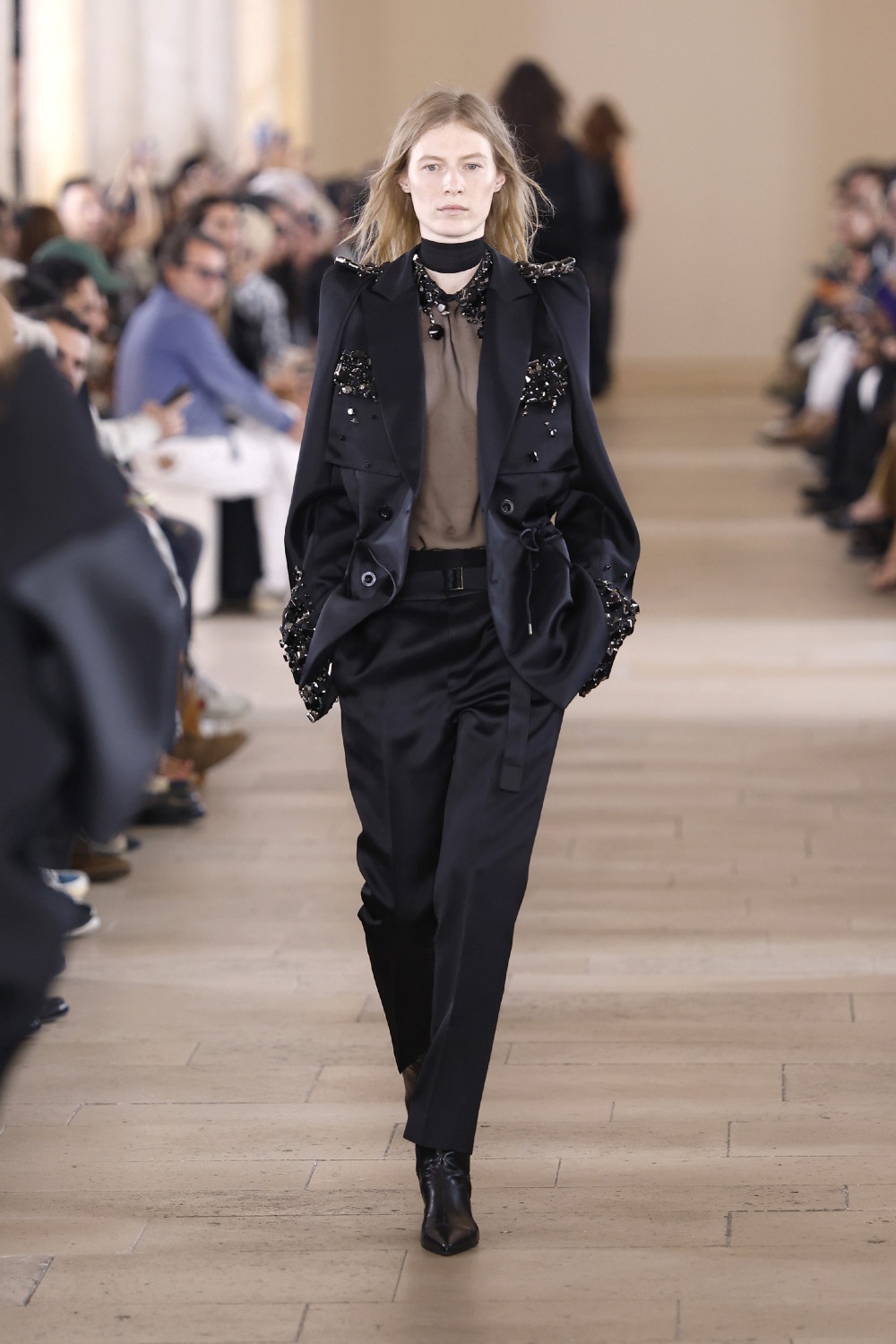 Sacai evoluciona y madura su arquetipo de mujer para ss27