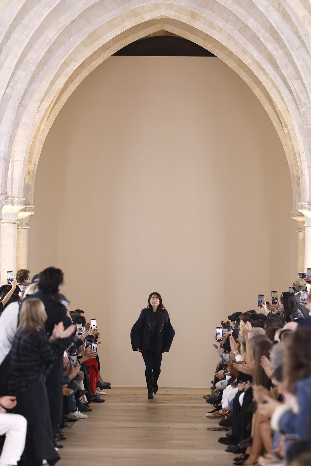 Sacai evoluciona y madura su arquetipo de mujer para ss27
