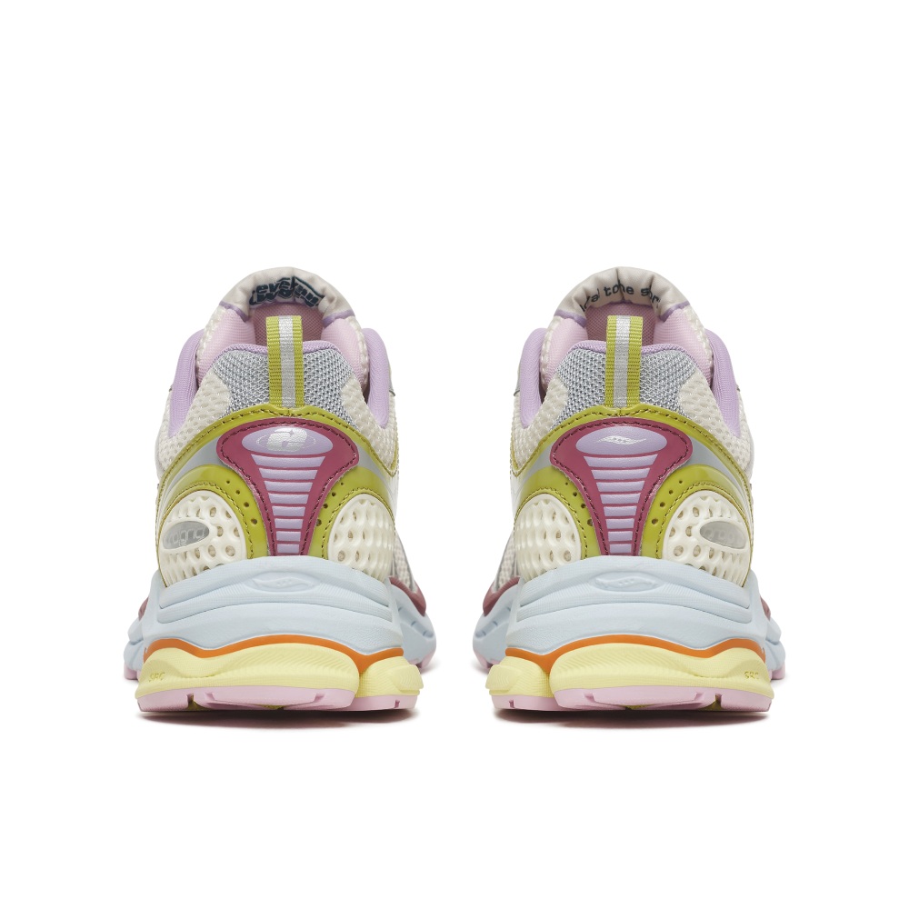 Saucony y Evelynn Escobar inventan las mom shoes