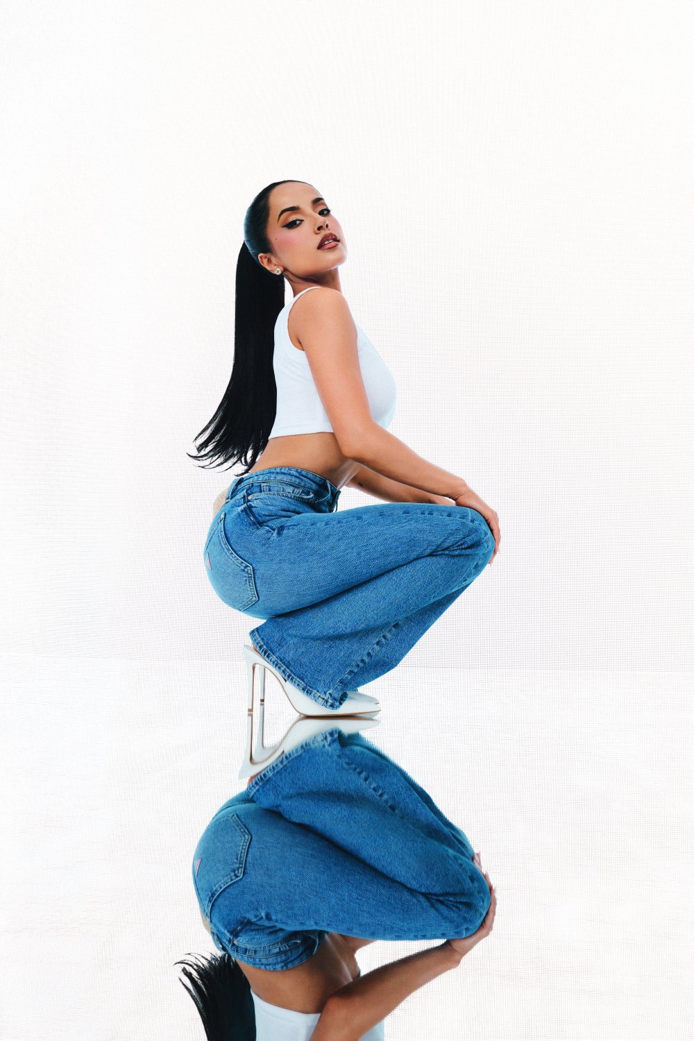 Guess y Becky G cambian el denim recto por el bootcut Y2K