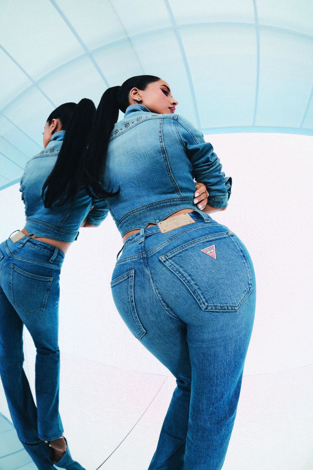 Guess y Becky G cambian el denim recto por el bootcut Y2K