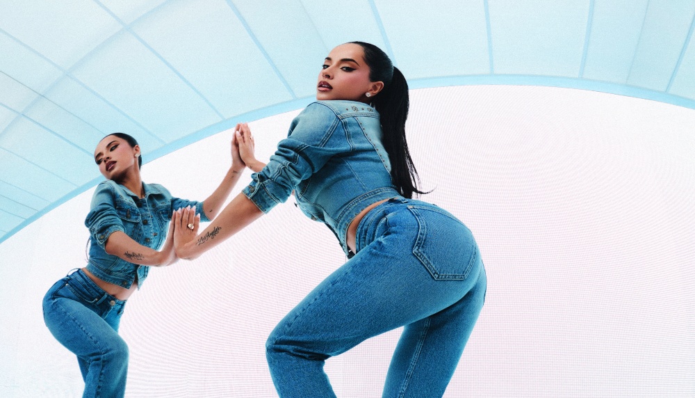 Guess y Becky G cambian el denim recto por el bootcut Y2K