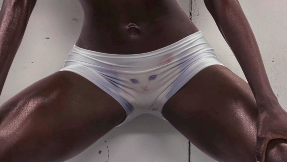 Yeezy y Mowalola reponen sus bragas estampadas con gatos