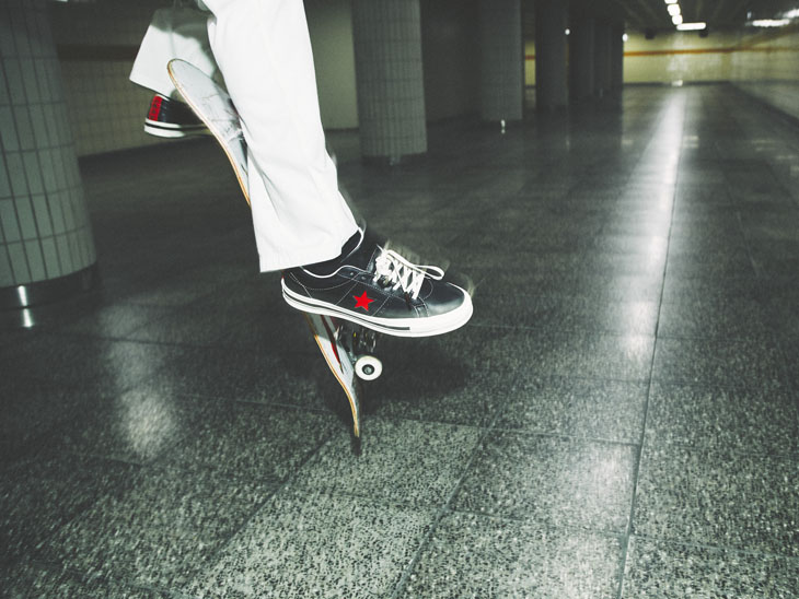 Converse x Kasina: zapatillas con skate saltando