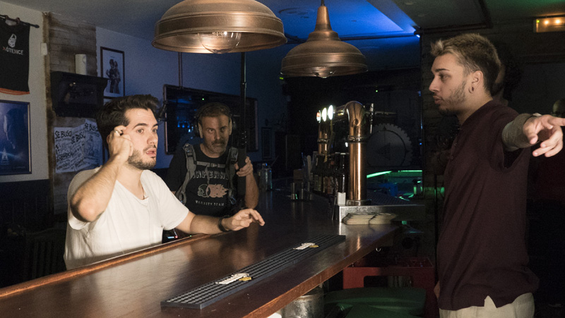 Entrevista a Wismichu por Bocadillo: el youtuber Wismichu en una escena en la barra de un bar de Bocadillo, su película fake.