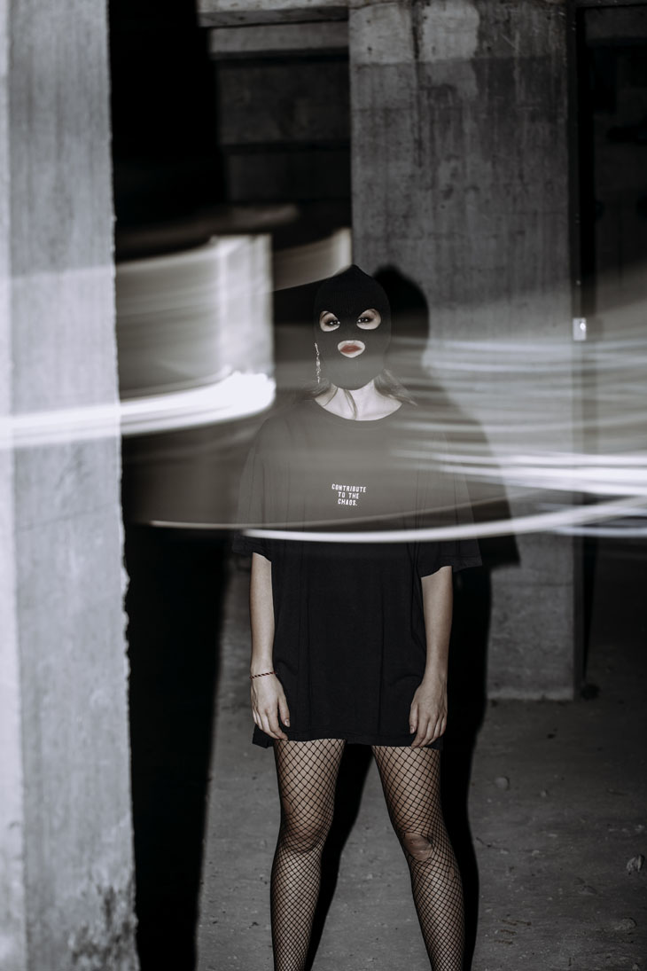 antimarca Haith: modelo con camiseta negra de vestido