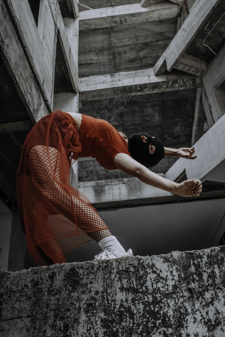 Haith: modelo echada para atrás con falda de rejilla roja