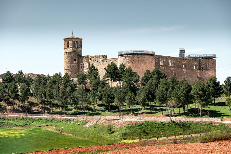 Izaskun Chinchilla y el castillo de Garcimuñoz