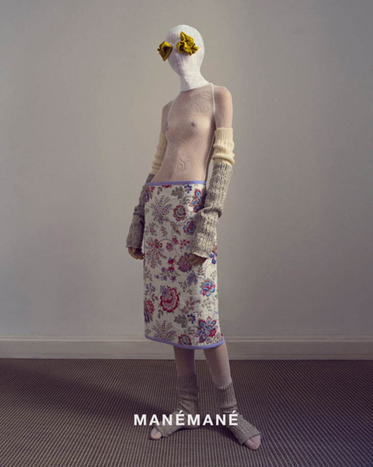 MANÉMANÉ: modelo con falda con estampado de flores