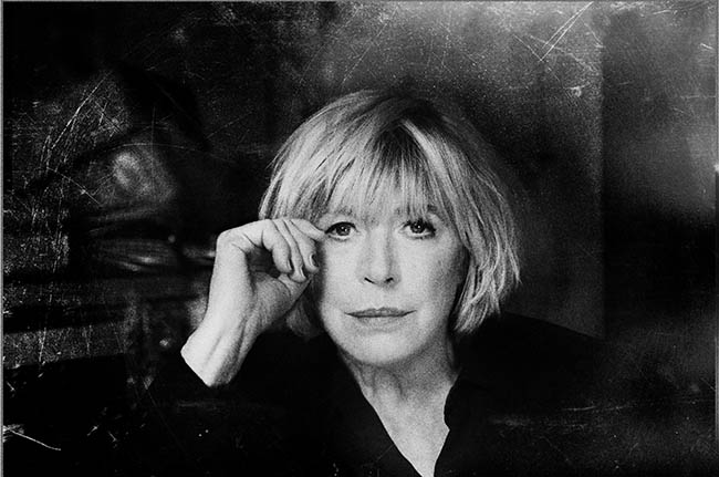 MARIANNE FAITHFULL GIVES HER LOVE TO LONDON