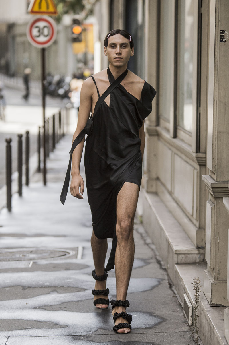 Neith Nyer SS19 desfila en las calles de París
