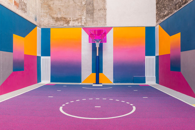 Pigalle e Ill-Studio colorean una cancha de baloncesto