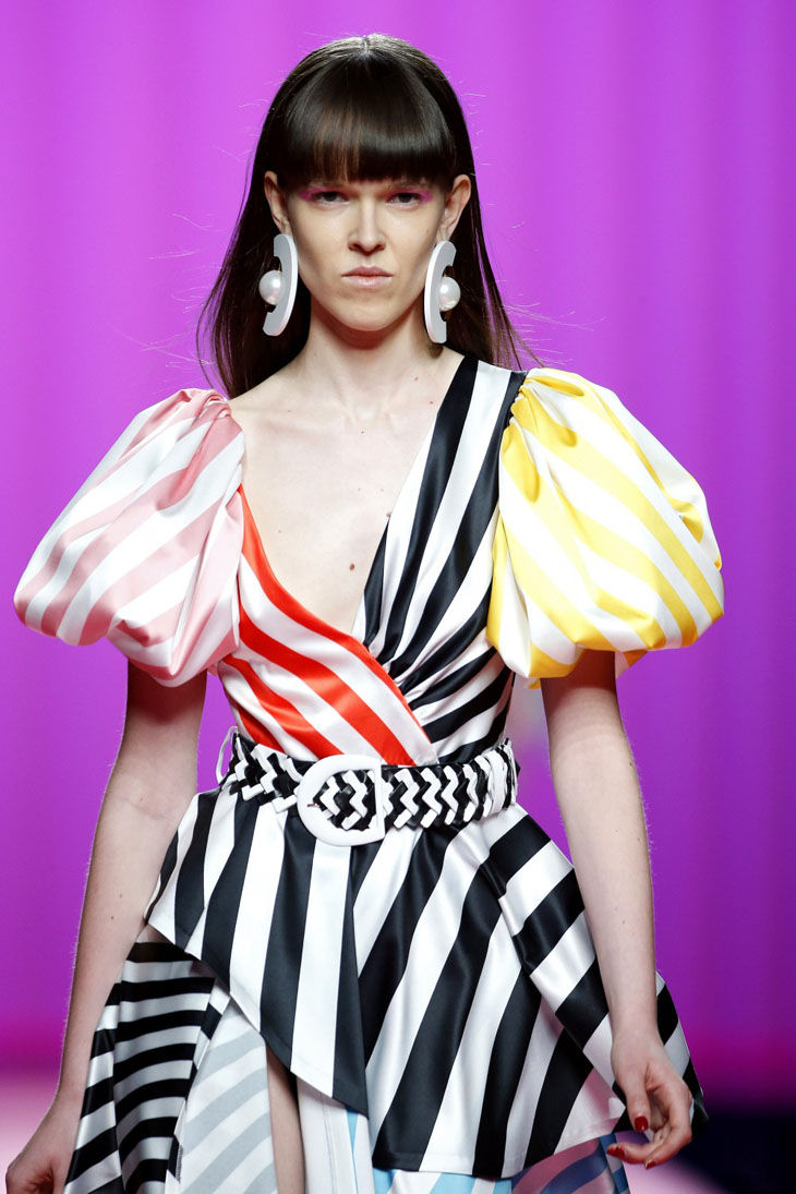 Supernenas María Escoté modelo con traje rallas multicolor