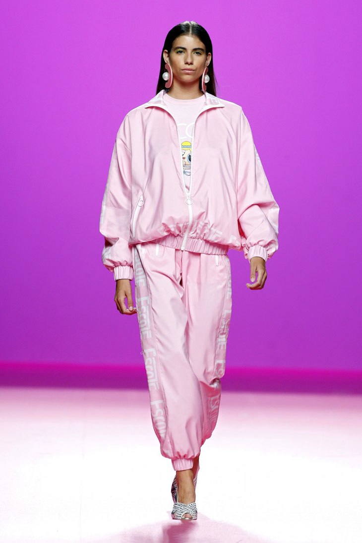 las Supernenas María Escoté modelo con chandal rosa pastel