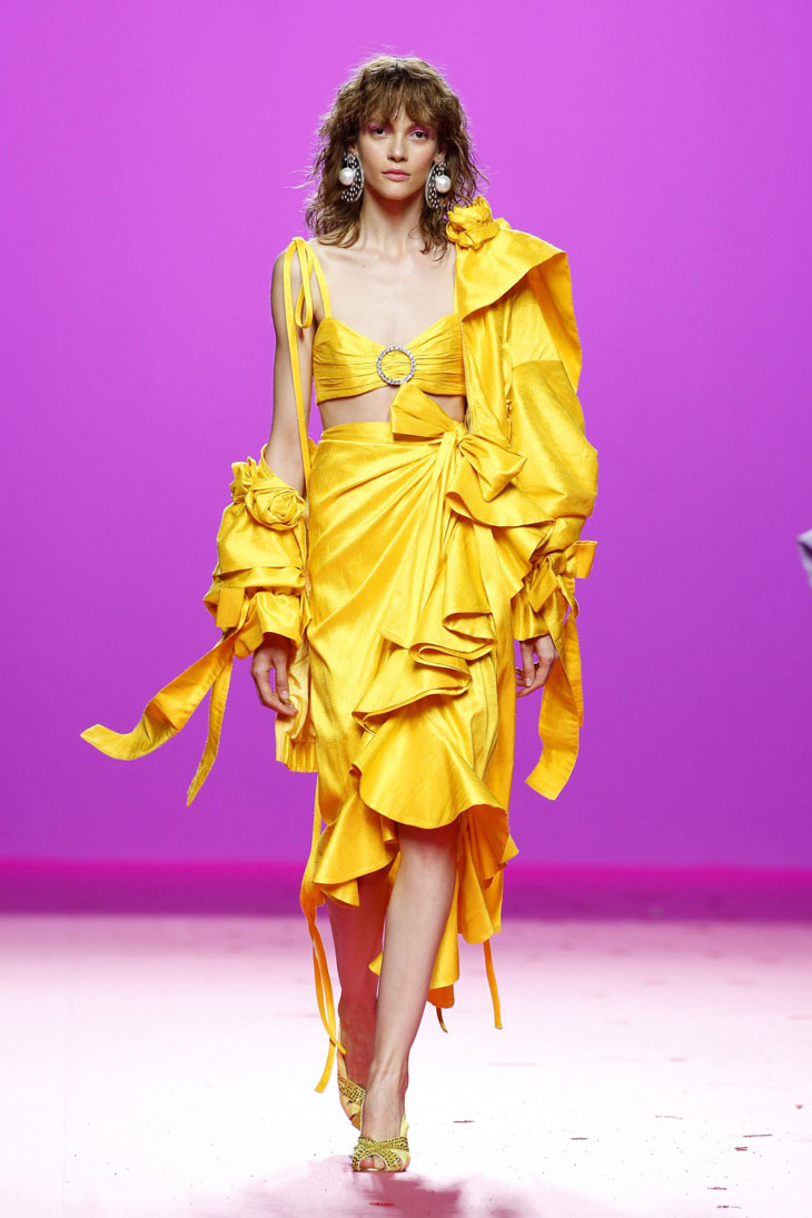 Supernenas María Escoté modelo traje amarillo con volantes 