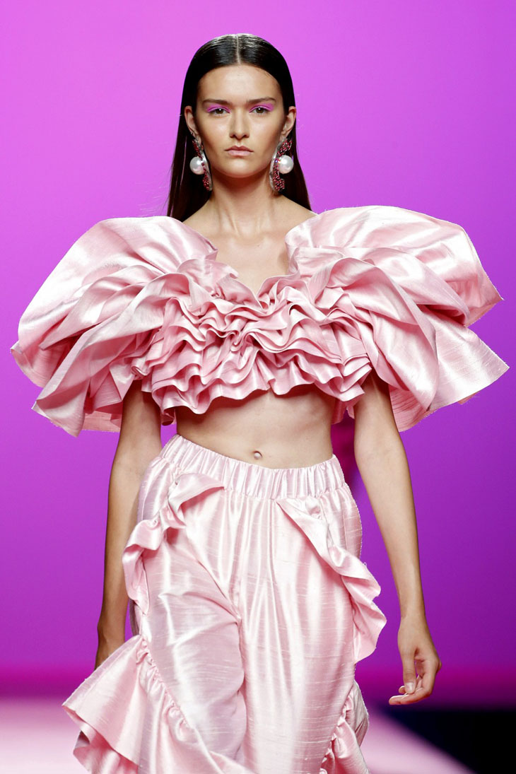 las Supernenas María Escoté modelo blusa rosa pastel