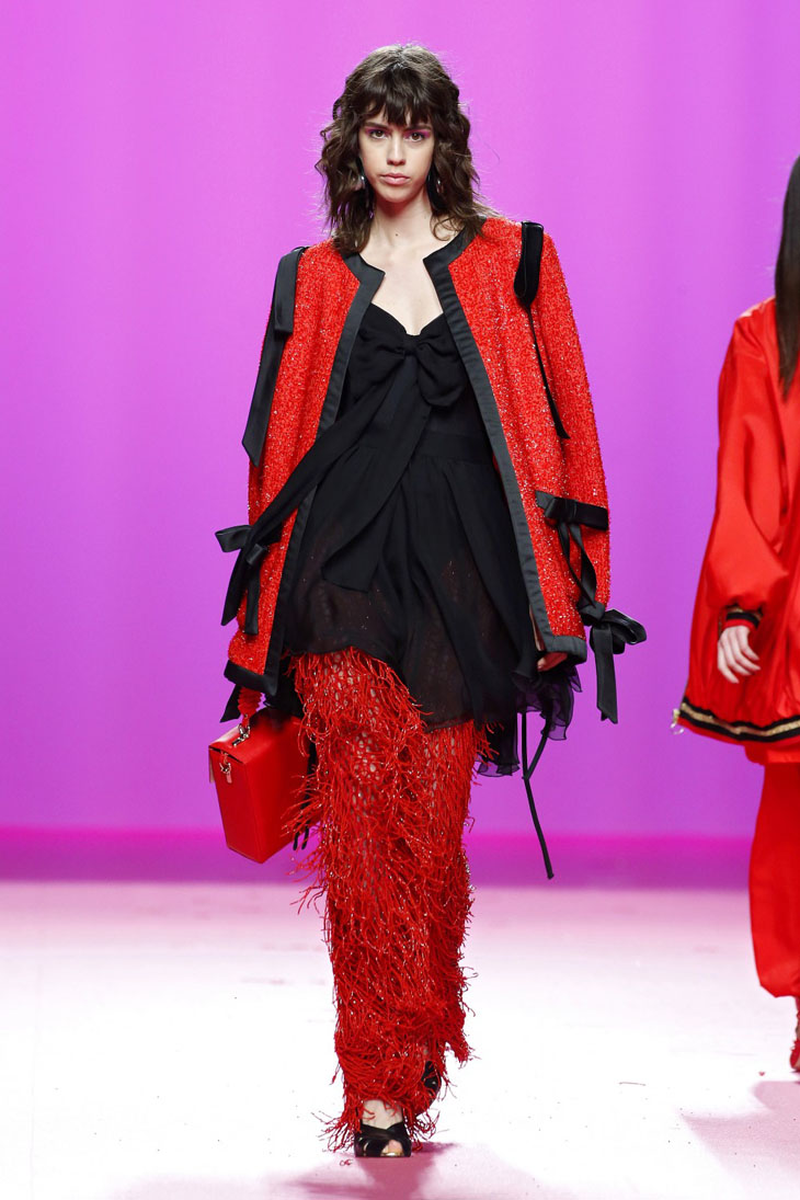 las Supernenas María Escoté modelo con conjunto rojo y negro pantalón