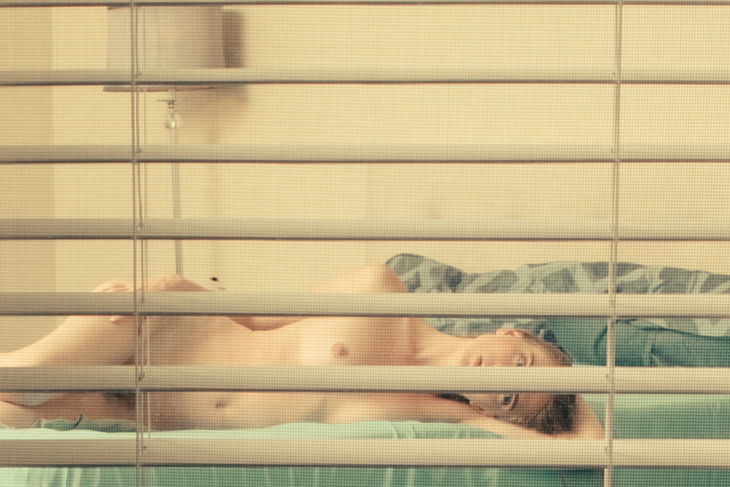 desnuda Thomas Jerusalem: modelo en la cama a través de unas persianas