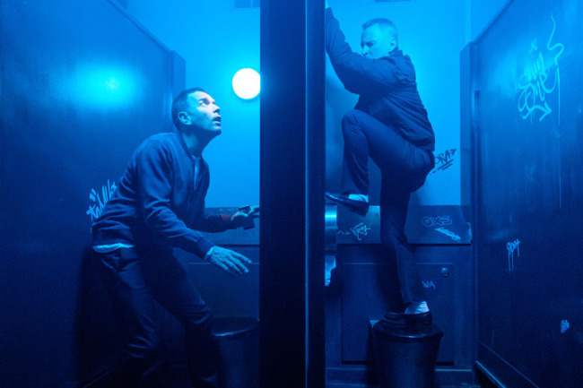Mark Renton (Ewan McGregor) and Begbie (Robert Carlyle) in toilets at nightclub in TriStar Pictures T2 TRAINSPOTTING.