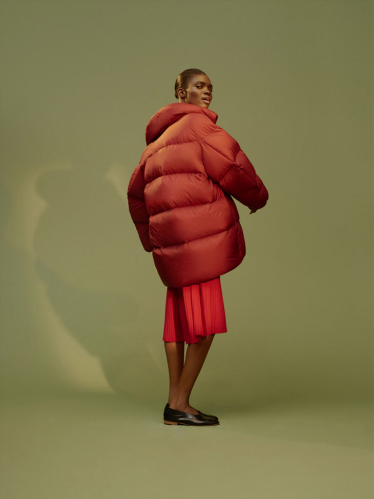 Uniqlo U fw 2018: modelo con abrigo de plumas rojo