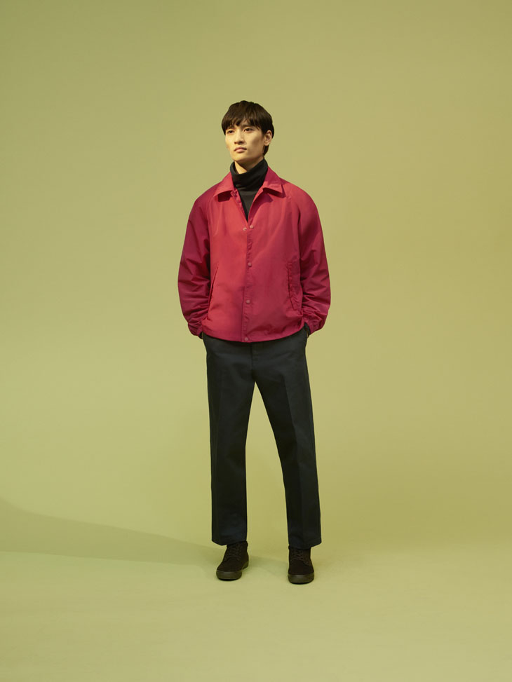 Uniqlo U fw 2018: modelo con chaqueta roja de cremallera